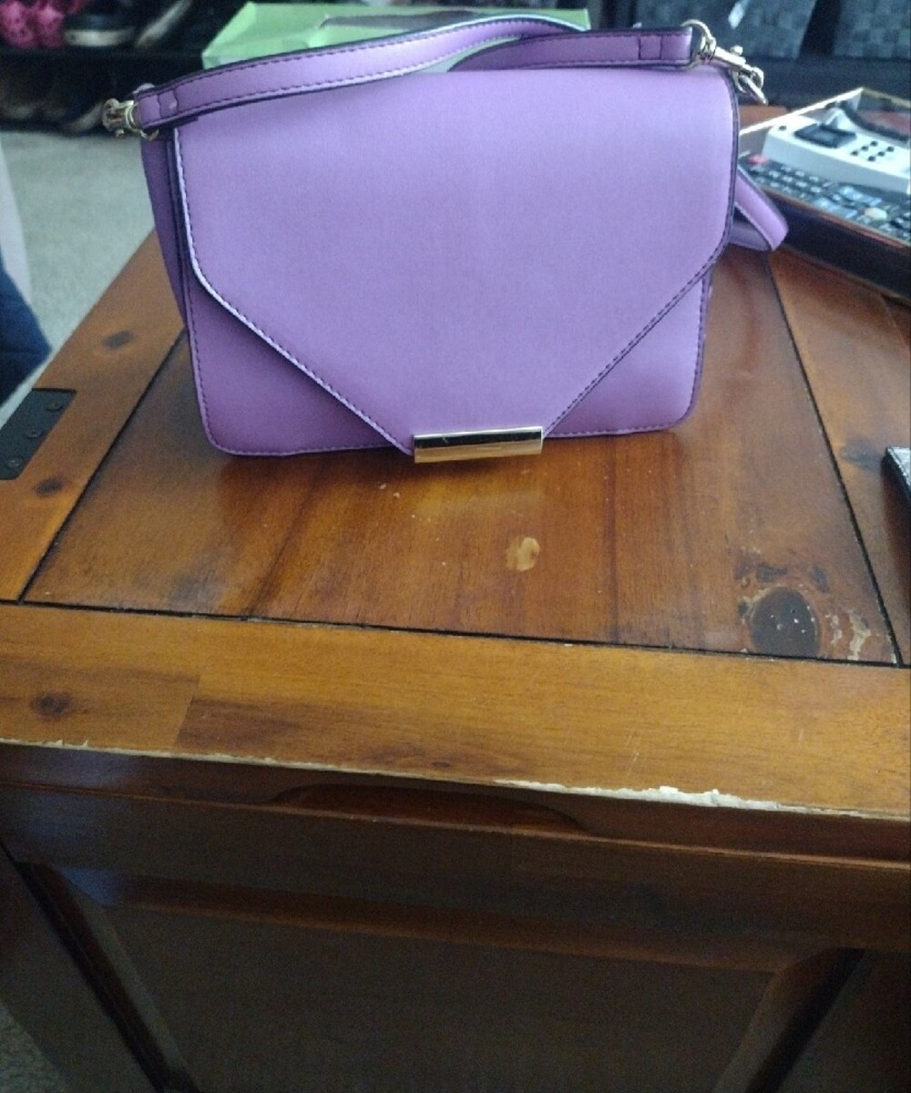 Stylish Lavender Crossbody Bag with Interchangeable Snake-Print Flap - Picture 2 of 6